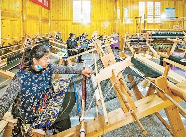 秀山土家族苗族自治縣清溪場鎮(zhèn)大寨村，土家織錦非遺工坊內(nèi)，繡娘正在加緊生產(chǎn)土家織錦。